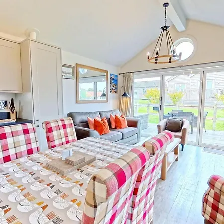 Sunset - Part Of The The Bay Village With Pool, Gym And Direct Access, Pub, Restaurant, Tennis And Meadows Walks 파일리
