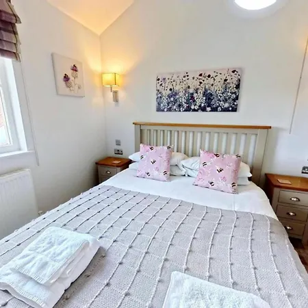 Sunset - Part Of The The Bay Village With Pool, Gym And Direct Access, Pub, Restaurant, Tennis And Meadows Walks