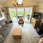 Sunset - Part Of The The Bay Village With Pool, Gym And Direct Access, Pub, Restaurant, Tennis And Meadows Walks *