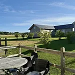 Sunset - Part Of The The Bay Village With Pool, Gym And Direct Access, Pub, Restaurant, Tennis And Meadows Walks *
