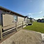 Nyaraló Sunset - Part Of The The Bay Village With Pool, Gym And Direct Access, Pub, Restaurant, Tennis And Meadows Walks *