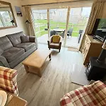 Sunset - Part Of The The Bay Village With Pool, Gym And Direct Access, Pub, Restaurant, Tennis And Meadows Walks Holiday home Filey