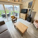 Sunset - Part Of The The Bay Village With Pool, Gym And Direct Access, Pub, Restaurant, Tennis And Meadows Walks * Filey