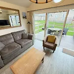 Sunset - Part Of The The Bay Village With Pool, Gym And Direct Access, Pub, Restaurant, Tennis And Meadows Walks Holiday home *