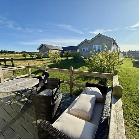Sunset - Part Of The The Bay Village With Pool, Gym And Direct Access, Pub, Restaurant, Tennis And Meadows Walks Holiday home *